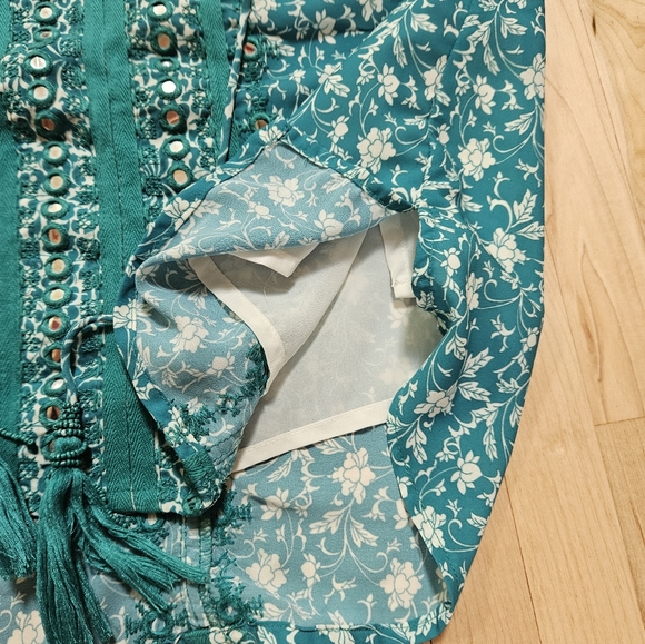 Sleeveless blouse with Adjustable Straps And Decorative mirrors - Picture 5 of 11